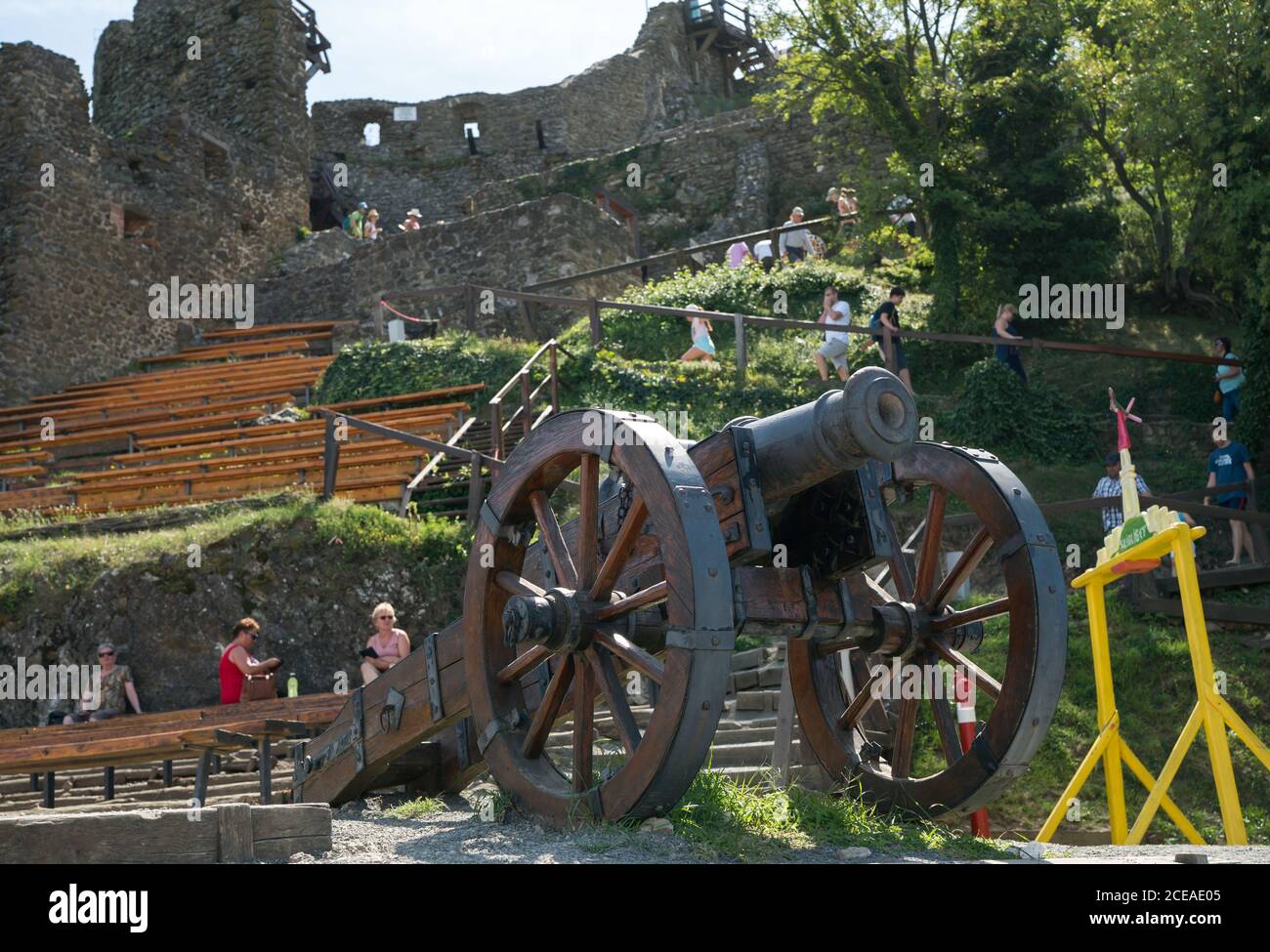 Szigliget, Ungheria - 28 agosto 2020: Cannone medievale contemporaneo nel castello. Foto Stock