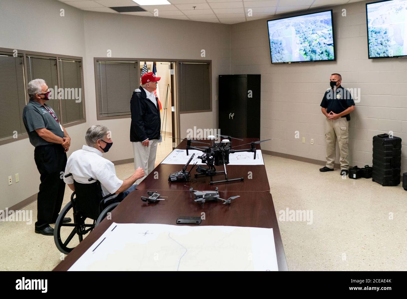 Il presidente degli Stati Uniti Donald Trump e il governatore del Texas Greg Abbott visualizzano il centro operativo di emergenza presso l'Orange County Convention and Expo Center sull'impatto dell'uragano Laura il 29 agosto 2020 a Orange, Texas. Foto Stock