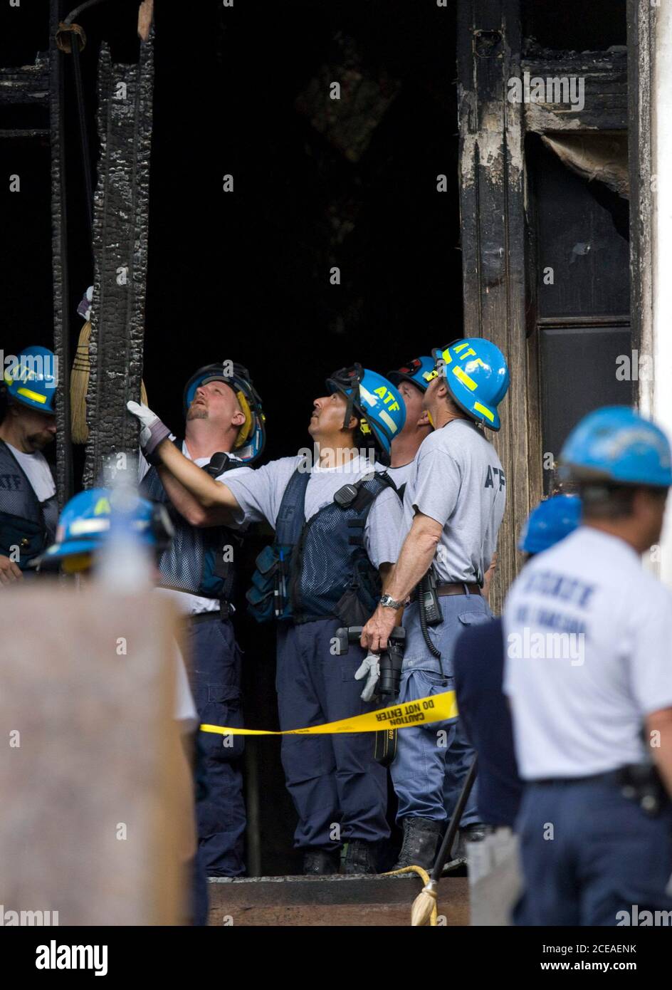 Austin, TX 11 giugno 2008: Gli investigatori ATF trovano il telaio verticale della porta anteriore della residenza del governatore del Texas mercoledì mattina, mentre la sonda continua nel fuoco di domenica mattina presso la residenza del governatore del Texas, che quasi distrusse la struttura di 152 anni fa. ©Bob Daemmrich Foto Stock