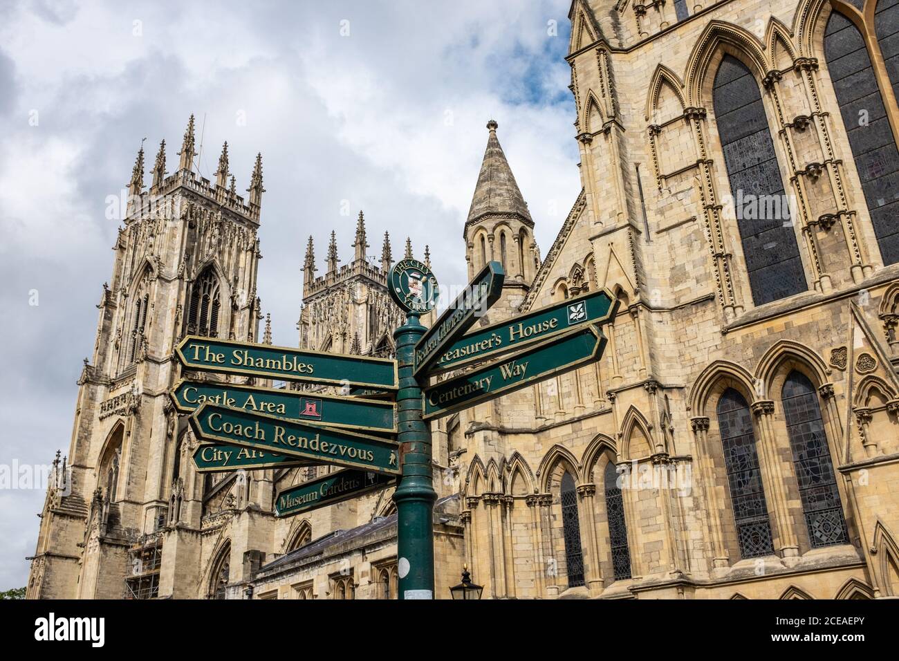 Guardando in alto alla Cattedrale di York con il segno ornato del punto di interesse in primo piano su Minster Yard, York, Yorkshire UK Foto Stock