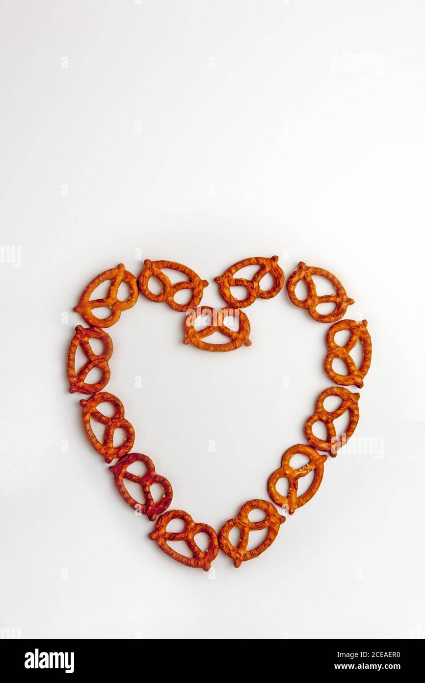 Pretzel a forma di cuore su sfondo bianco Foto Stock