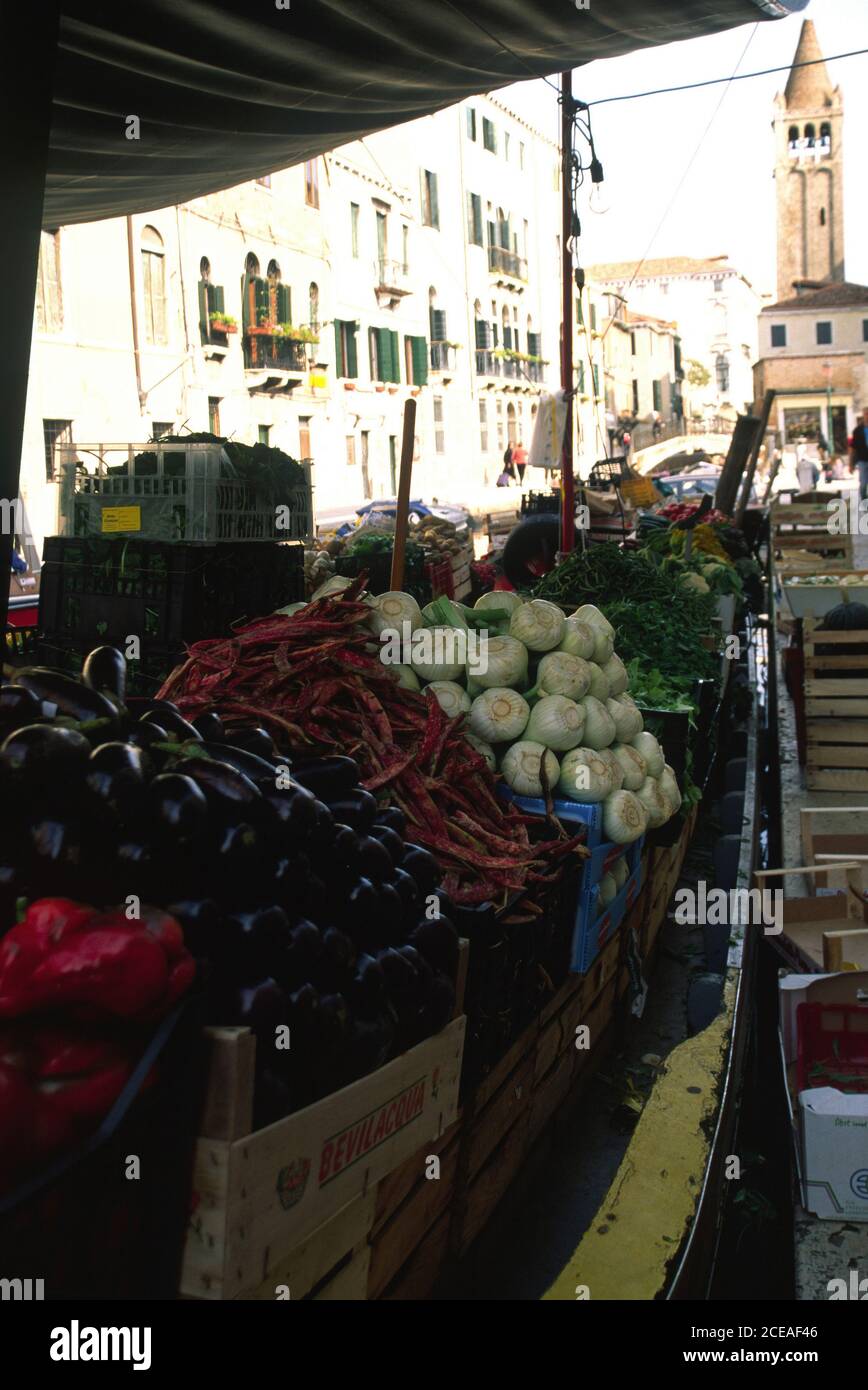 Mercato galleggiante di frutta e verdura Foto Stock