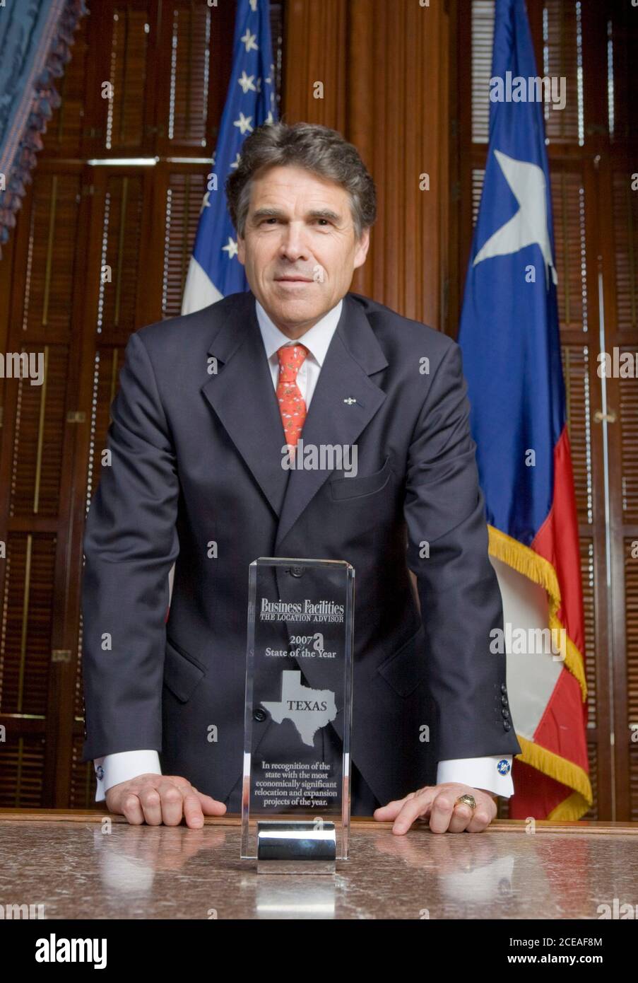 Austin, TX 26 marzo 2008: Il governatore del Texas Rick Perry pone nel suo ufficio con un premio per lo sviluppo economico assegnato allo stato da Business Facilities Magazine, una pubblicazione commerciale. Il Texas ha per lo più superato il rallentamento dell'attività che ha colpito il resto dell'economia statunitense nel 2008. ©Bob Daemmrich Foto Stock