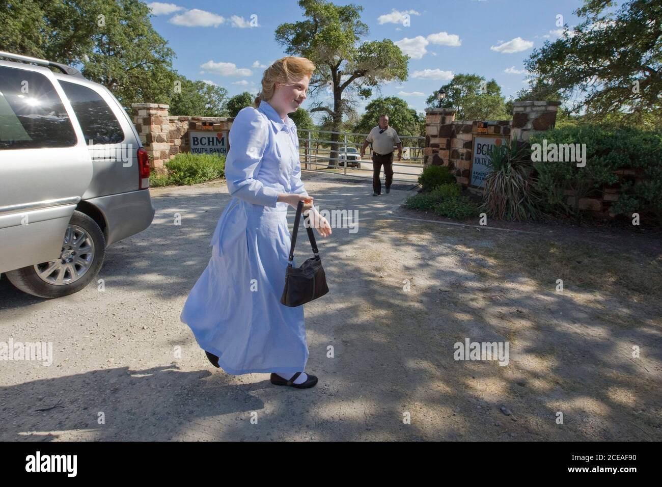 Luling, TX 2 giugno 2008: Un teen member non identificato della setta poligamosa FLDS lascia la Casa dei Bambini Battista nel Texas sudorientale con la sua famiglia dopo che la Corte Suprema del Texas ha stabilito la scorsa settimana che i bambini della setta sono stati illegalmente detenuti dallo stato. ©Bob Daemmrich Foto Stock