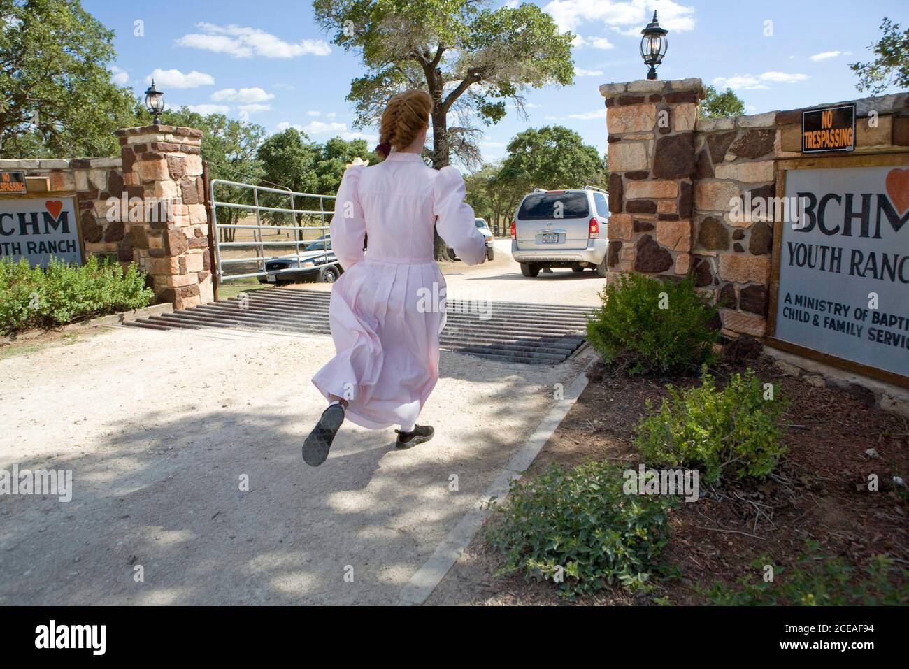 Luling, TX 2 giugno 2008: Un membro non identificato della setta poligamosa FLDS lascia la casa dei Baptist Children con la sua famiglia dopo che la Corte Suprema del Texas ha stabilito la scorsa settimana che i bambini della setta sono stati illegalmente detenuti dallo stato. ©Bob Daemmrich Foto Stock