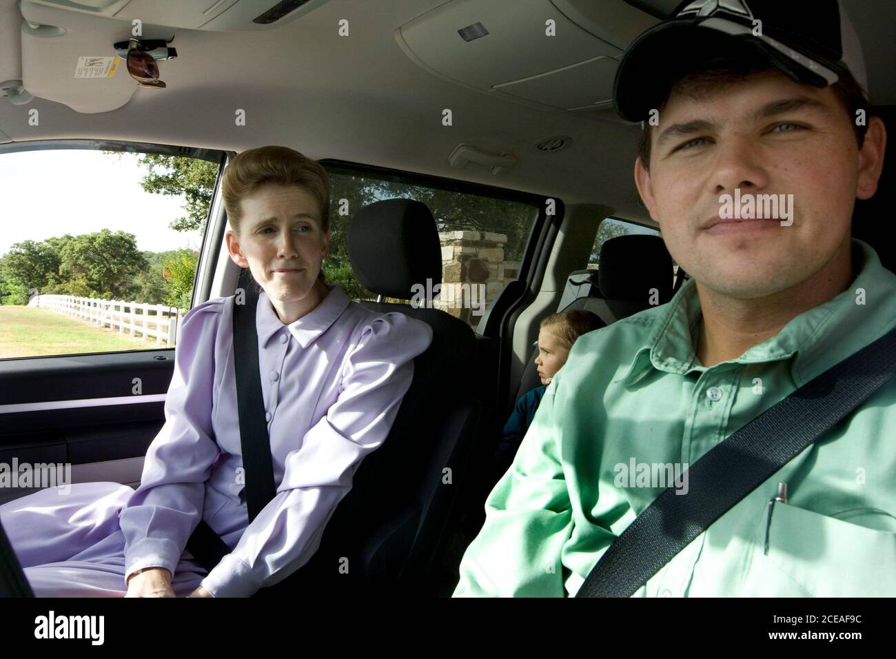 Luling, TX 3 giugno 2008: Una famiglia di setti FLDS che ha chiesto di non essere identificata lascia una struttura per bambini Battista nella contea rurale di Gonzales con i loro figli dopo che sono stati rilasciati dalla custodia di stato per ordine di tribunale. ©Bob Daemmrich Foto Stock