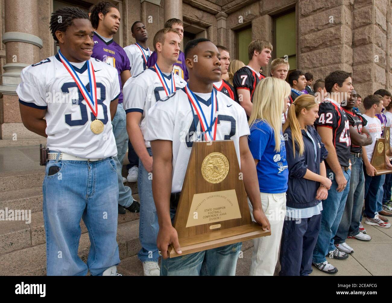 Austin, Texas 7 maggio 2008: I membri di varie squadre di campionato sportivo delle scuole superiori si posano sui gradini del Campidoglio del Texas durante il High School state Champions Day. ©Bob Daemmrich Foto Stock