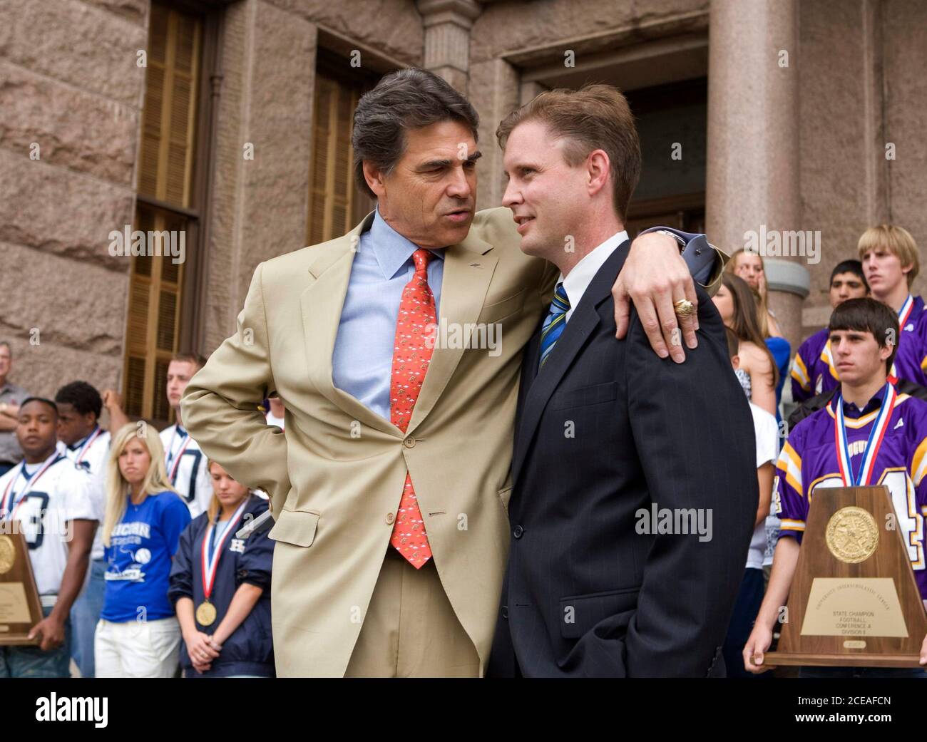Austin, Texas: 7 maggio 2008: Il governatore del Texas Rick Perry (a sinistra) con il commissario per l'Educazione del Texas Robert Scott alla High School Champions Day al Campidoglio del Texas. Il governatore ha accolto e posto per le foto con i membri di varie squadre di campionato di scuola da tutto lo stato. ©Bob Daemmrich Foto Stock