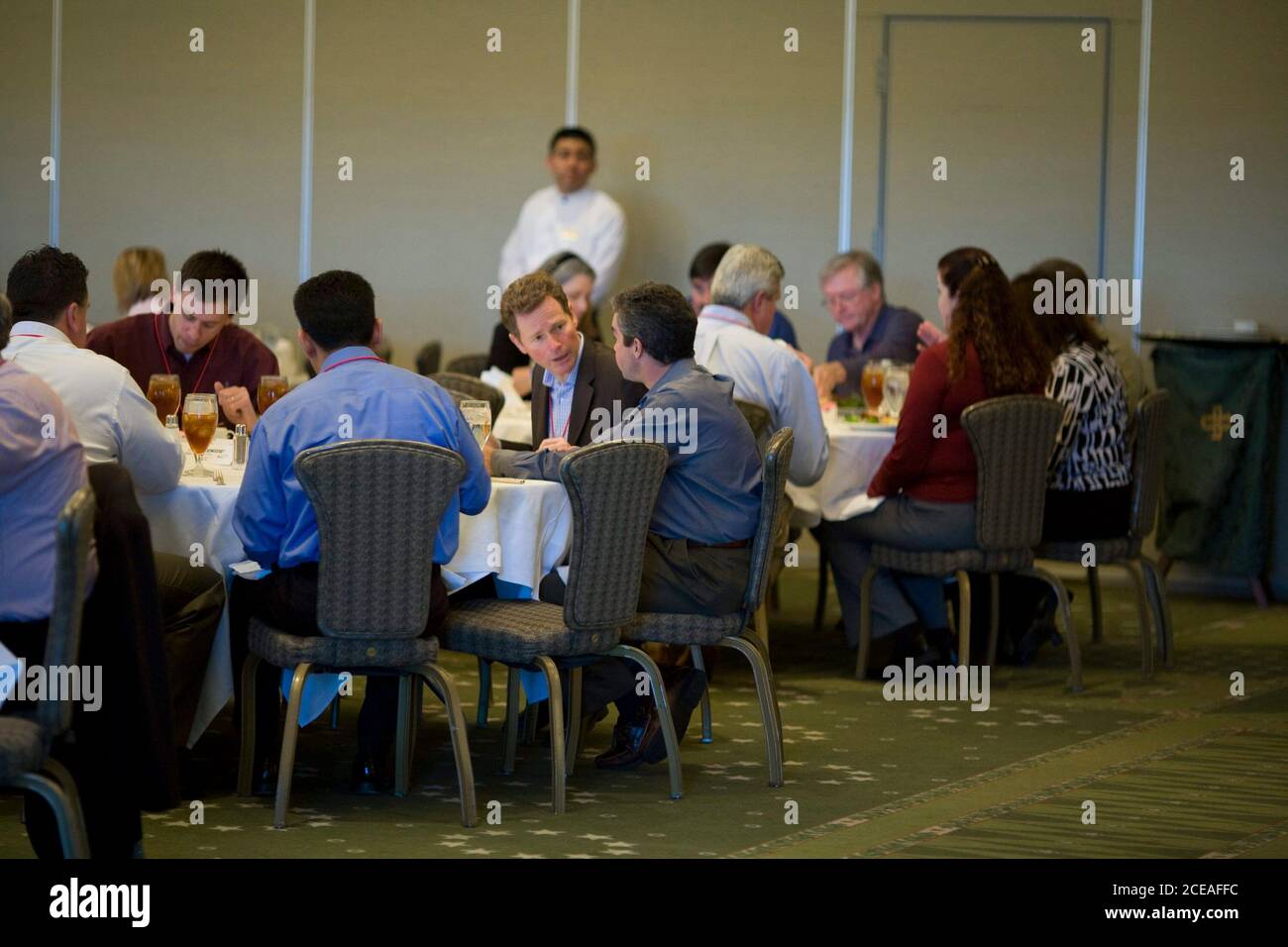 Austin, TX 17 febbraio 2008: Gli uomini d'affari si mescolano durante un pranzo ad una conferenza commerciale in un resort suburbano di Austin, Texas, golf/spa. ©Bob Daemmrich SOLO PER USO EDITORIALE Foto Stock