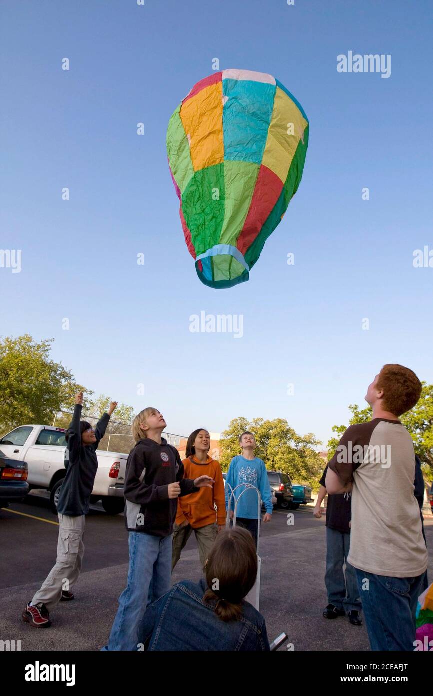 Austin, TX 25 marzo 2008: I sei classificati in una lezione di Introduzione al volo alla Kealing Middle School lanciano palloncini colorati di carta patchwork ad aria calda come parte di uno studio semestrale di aeronautica. ©Bob Daemmrich Foto Stock