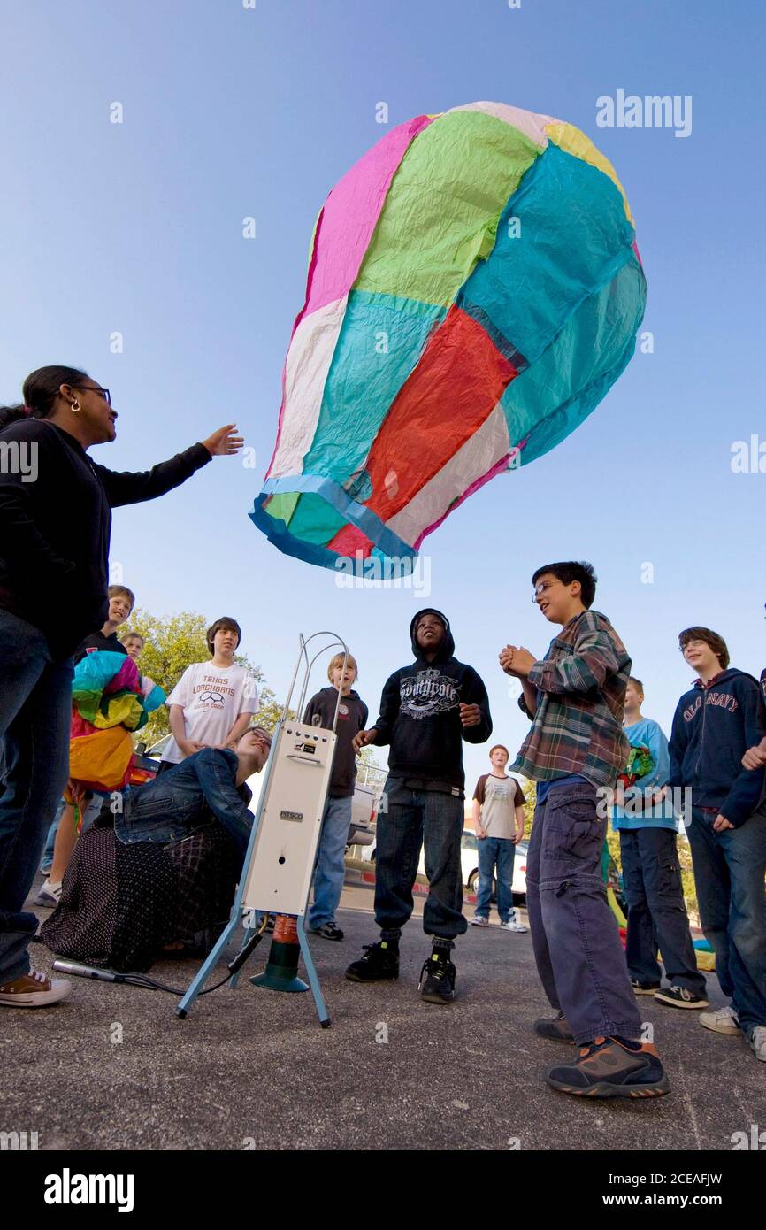 Austin, TX 25 marzo 2008: I sei classificati in una lezione di Introduzione al volo alla Kealing Middle School lanciano palloncini colorati di carta patchwork ad aria calda come parte di uno studio semestrale di aeronautica. ©Bob Daemmrich Foto Stock