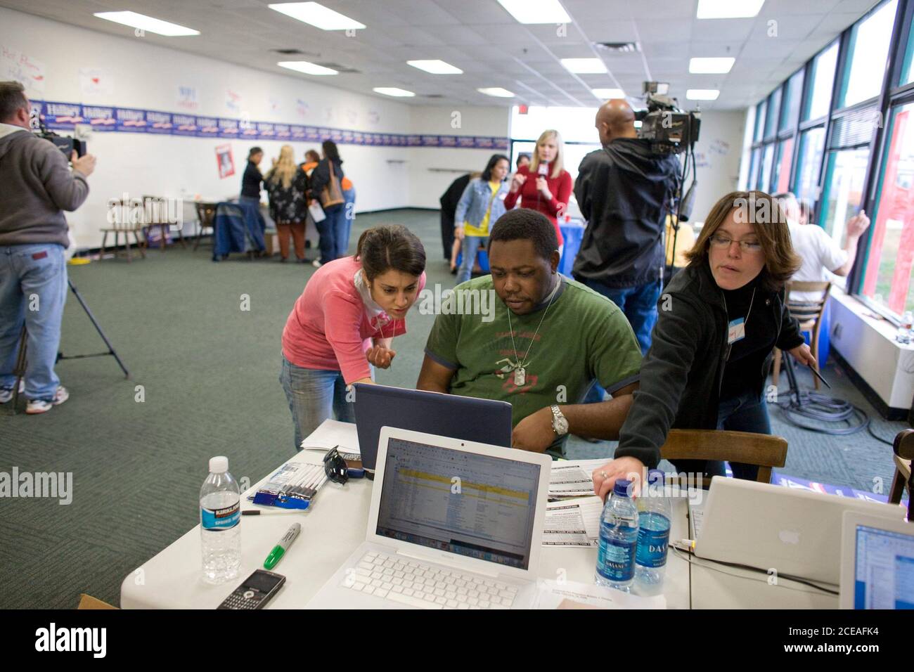 Austin, TX 16 febbraio 2008: I volontari utilizzano i loro computer portatili per accedere ai database degli elettori in occasione di un evento telefonico per chiamare i potenziali elettori presso la sede centrale del Texas di Hillary Clinton per il presidente, situata in un negozio al dettaglio di Austin meridionale convertito. ©Bob Daemmrich Foto Stock