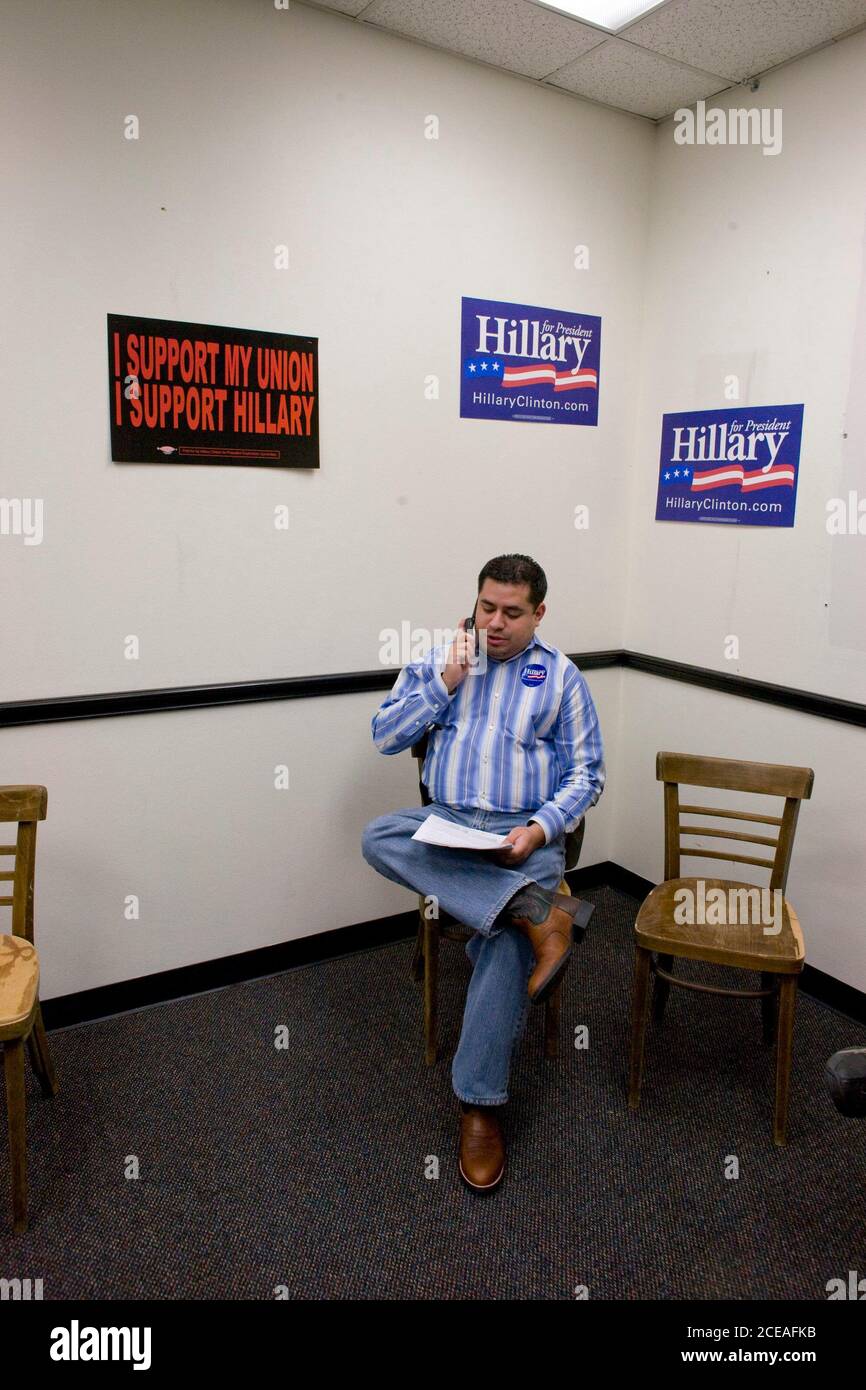 Austin, TX 16 febbraio 2008: Il volontario utilizza il suo telefono cellulare per chiamare i potenziali elettori durante un evento telefonico presso la sede centrale del Texas di Hillary Clinton per il presidente, situata in un negozio al dettaglio libero convertito South Austin. ©Bob Daemmrich Foto Stock