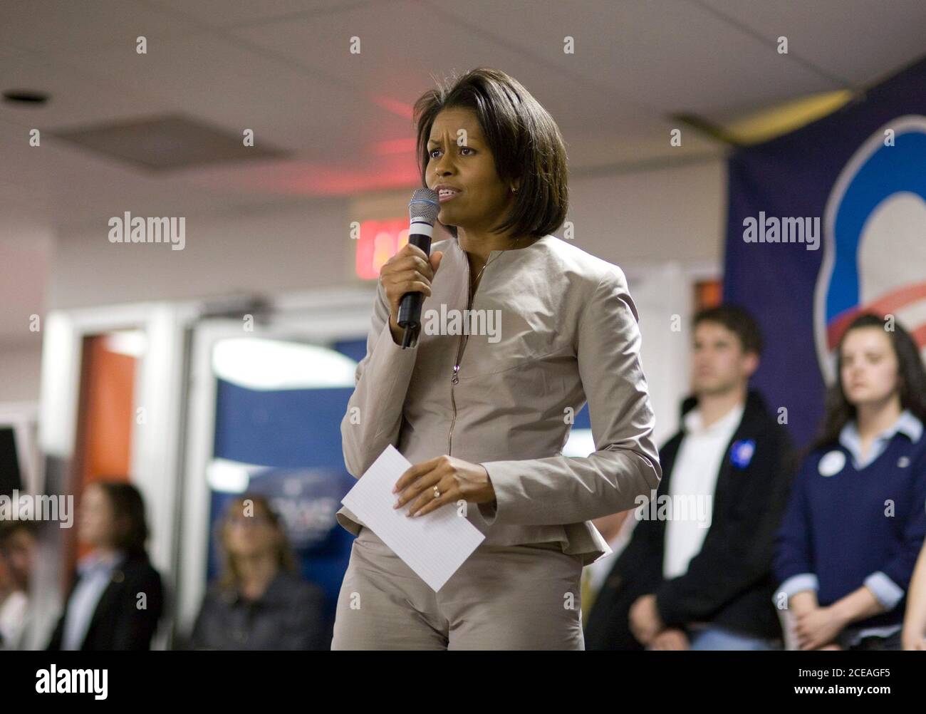Austin, TX 3 marzo 2008: Michelle Obama, moglie del candidato presidenziale democratico Barack Obama, raduna i tifosi all'Università del Texas ad Austin alla vigilia delle elezioni primarie del Texas. ©Bob Daemmrich Foto Stock