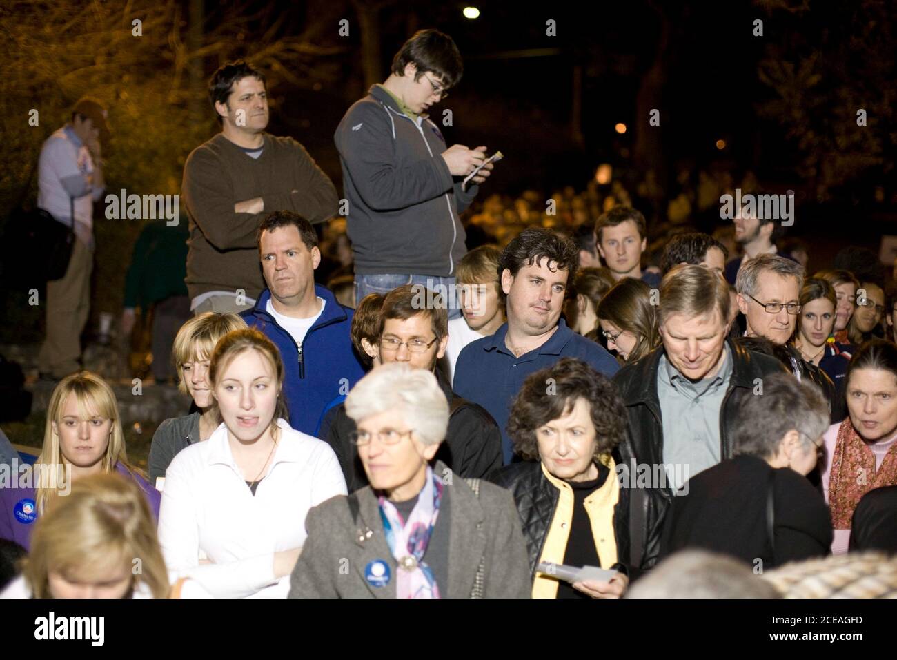 Austin, TX 4 marzo 2008: Circa 600 caucus-goers aspettano in linea intorno alle 21:00 il martedì sera in attesa di pallottare per terminare a Precinct 277 e 266 vicino all'Università del Texas ad Austin durante la calda-contesa primaria presidenziale democratica in Texas. ©Bob Daemmrich Foto Stock