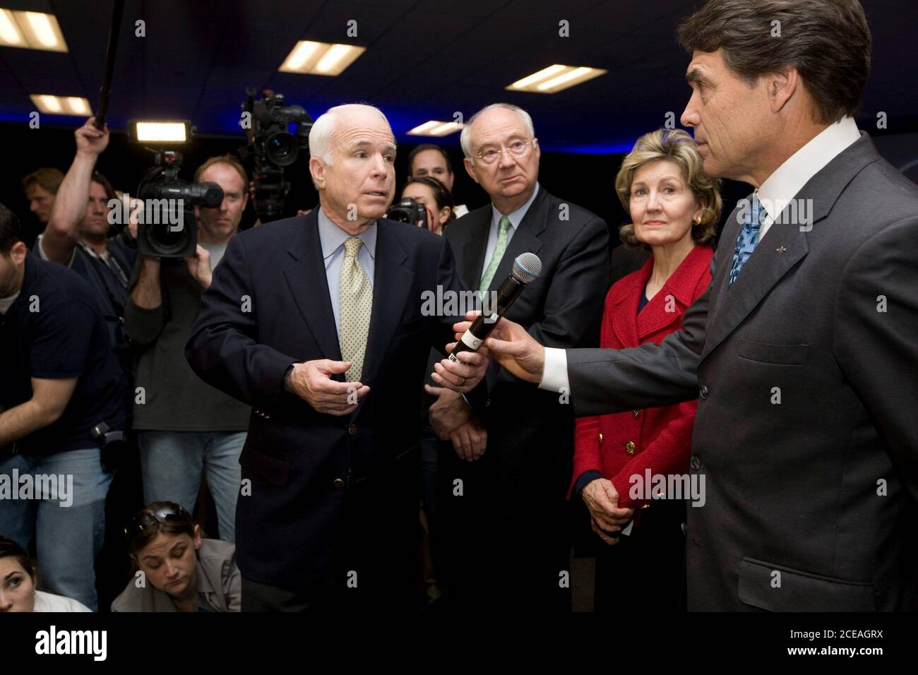 Round Rock, Texas 29 febbraio 2008: Candidato presidenziale repubblicano John McCain (l), insieme all'ex Sen. Phil Gramm, Sen. Kay Bailey Hutchison, e Texas Gov. Rick Perry, fa una sosta per la campagna presso la sede centrale aziendale di Dell Computers. ©Bob Daemmrich Foto Stock