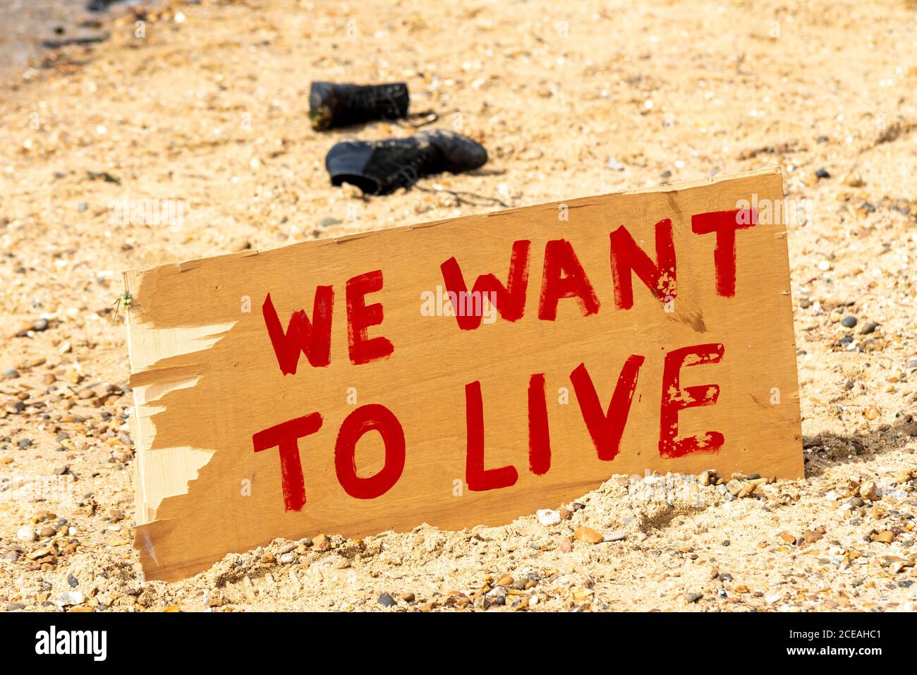 Estinzione la ribellione ha presentato una protesta dal titolo Tea in the Sea, evidenziando l'aumento dei livelli del mare dovuto al cambiamento climatico. Scarpe lavate in spiaggia da affondamento Foto Stock