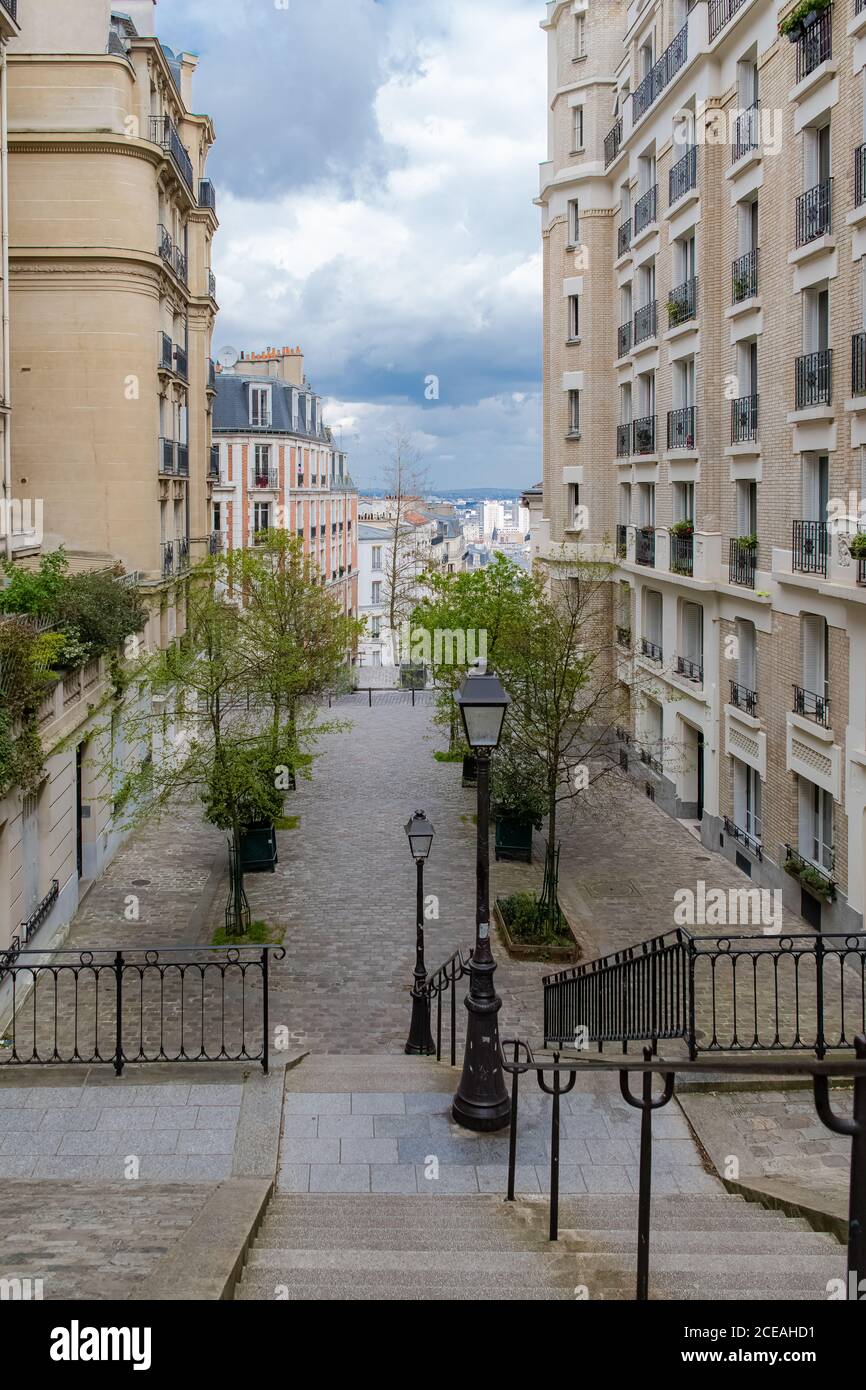 Parigi, scalinata tipica e strada, splendidi edifici a Montmartre Foto Stock