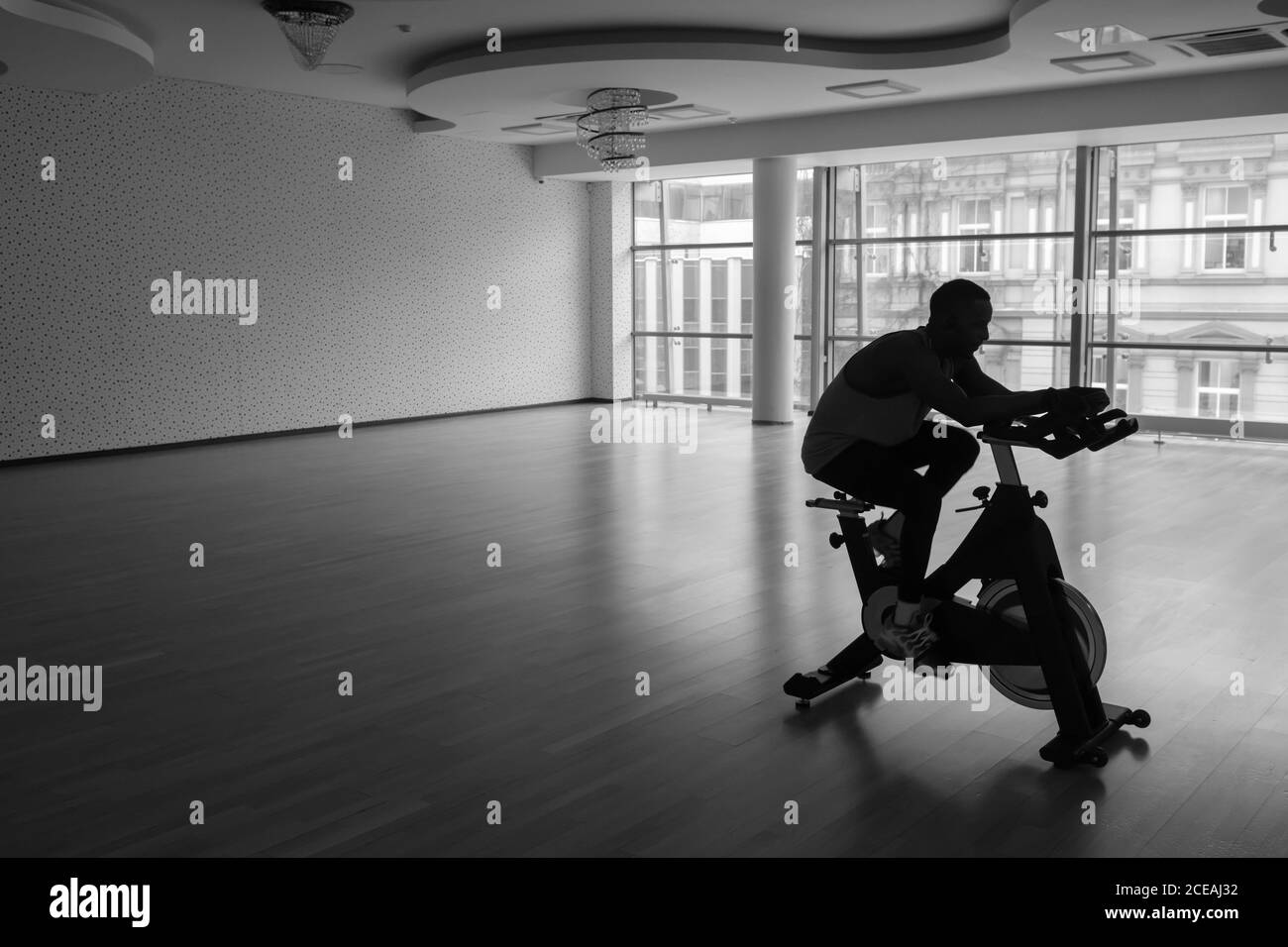 Ragazzo nero che fa selfie sulla bici di esercitazione in palestra Foto Stock