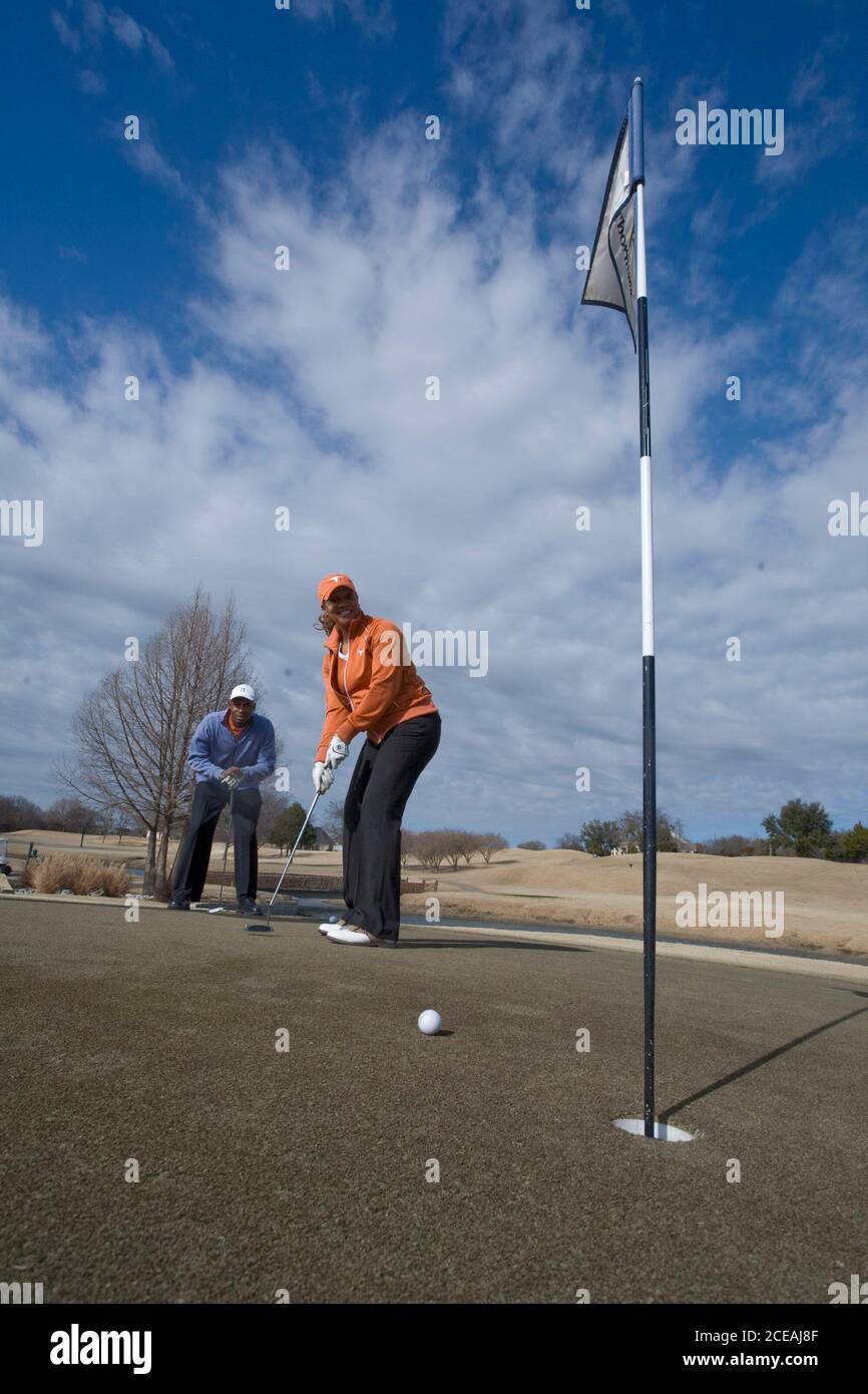 Dallas, TX 31 gennaio 2008: Una coppia imprenditoriale afroamericana di successo nei primi anni '40 gioca a golf su un campo suburbano di Dallas in inverno. ©Bob Daemmrich Foto Stock
