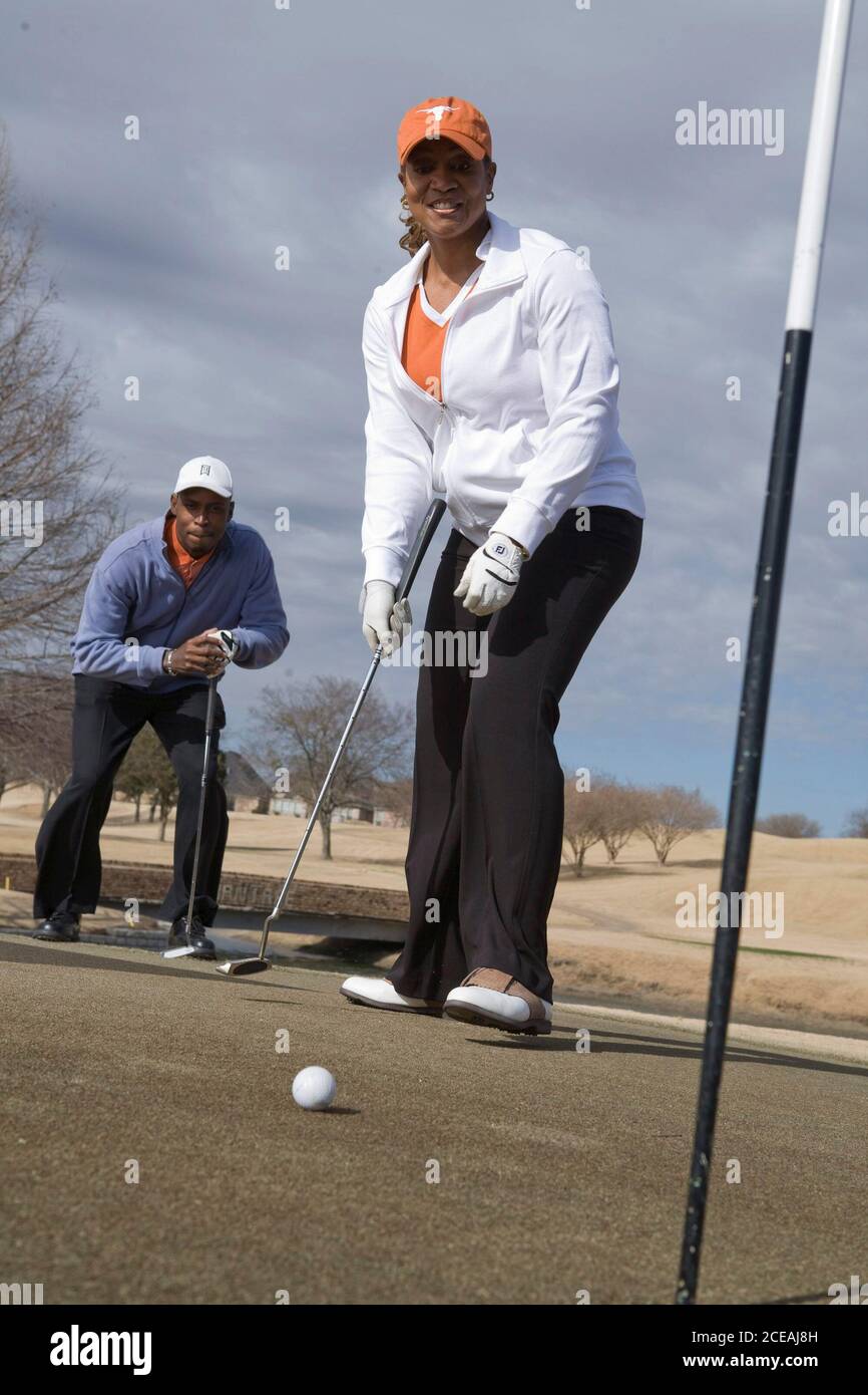 Dallas, TX 31 gennaio 2008: Una coppia imprenditoriale afroamericana di successo nei primi anni '40 gioca a golf su un campo suburbano di Dallas in inverno. ©Bob Daemmrich Foto Stock