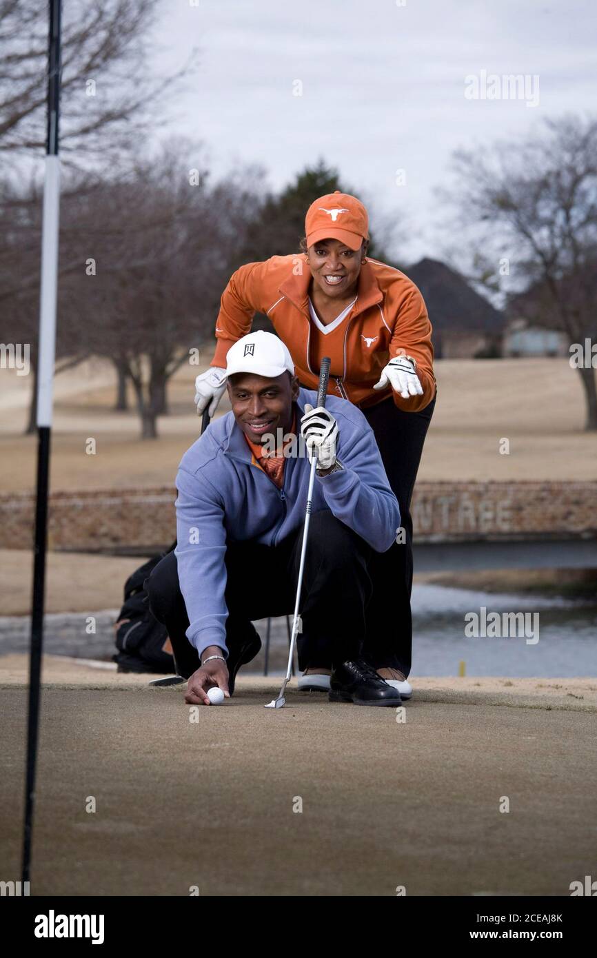 Dallas, TX 31 gennaio 2008: Una coppia imprenditoriale afroamericana di successo nei primi anni '40 gioca a golf su un campo suburbano di Dallas in inverno. ©Bob Daemmrich Foto Stock