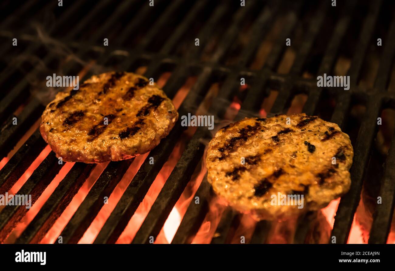 Closeup gustosi tortini di torrefazione sulla griglia calda del barbecue grill Foto Stock