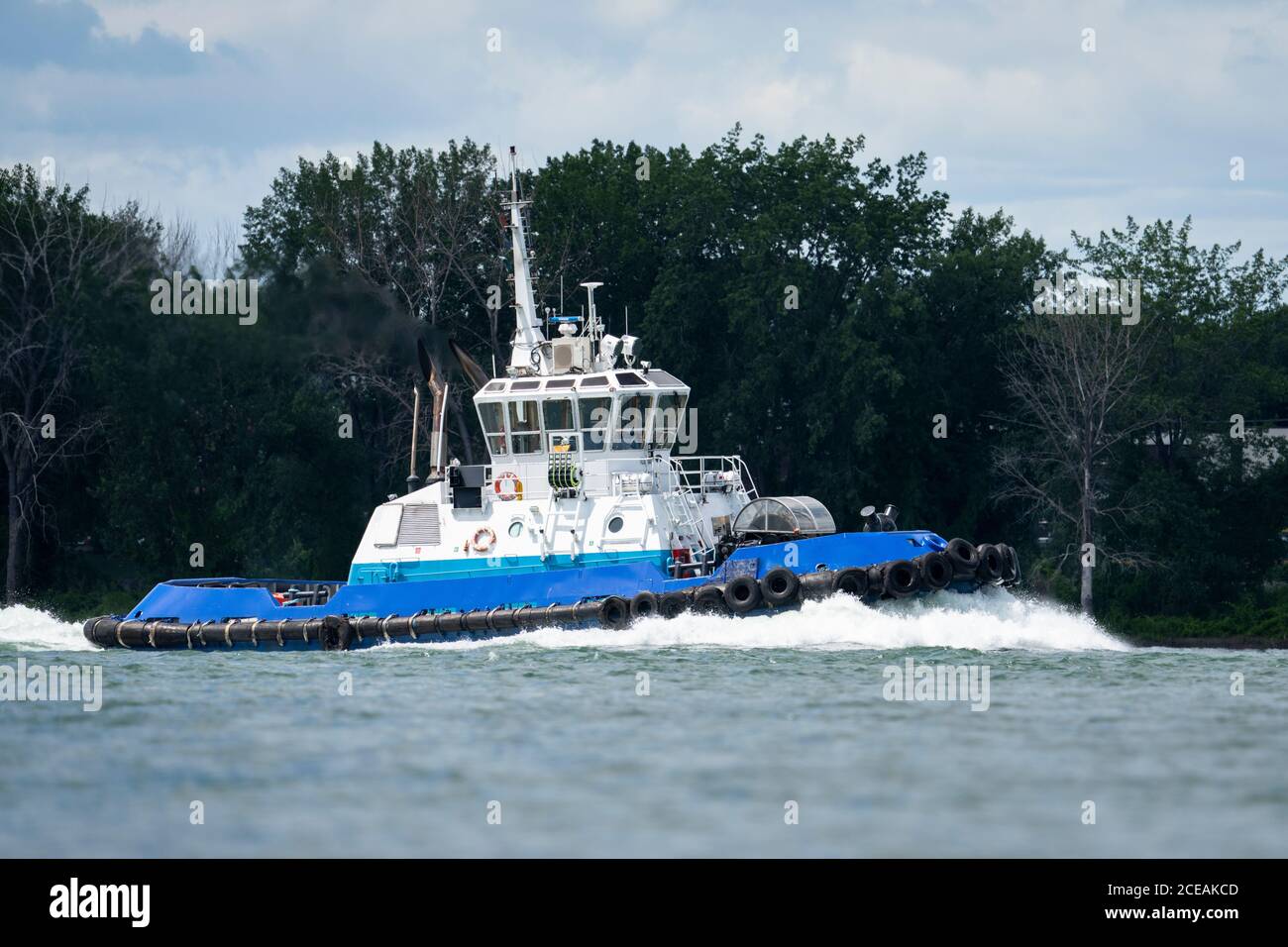 Rimorchiatore che naviga sulla St. Fiume Lawrence vicino al porto di Montreal Foto Stock