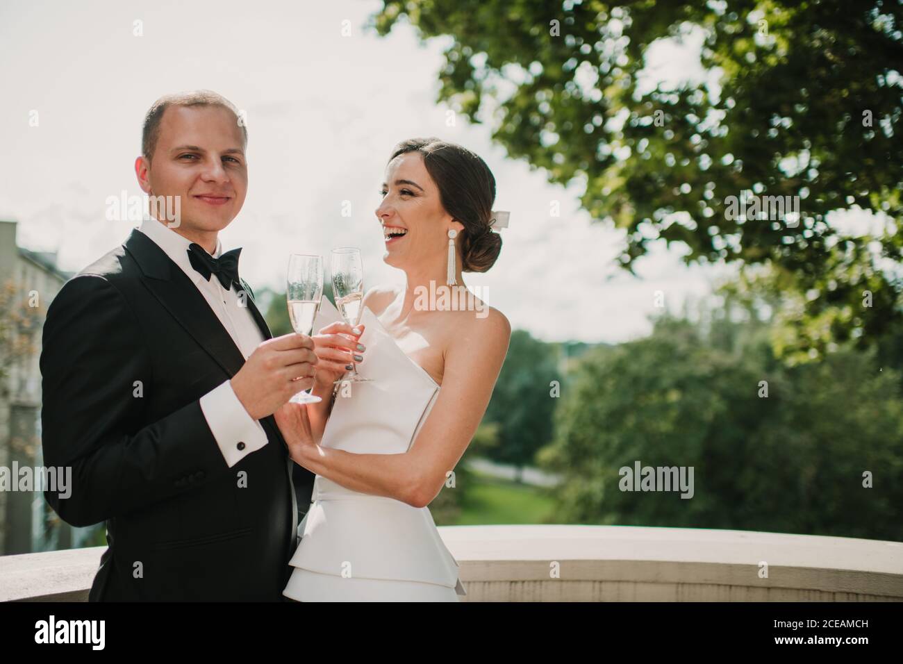 Coppia sposata con bicchieri di champagne Foto Stock