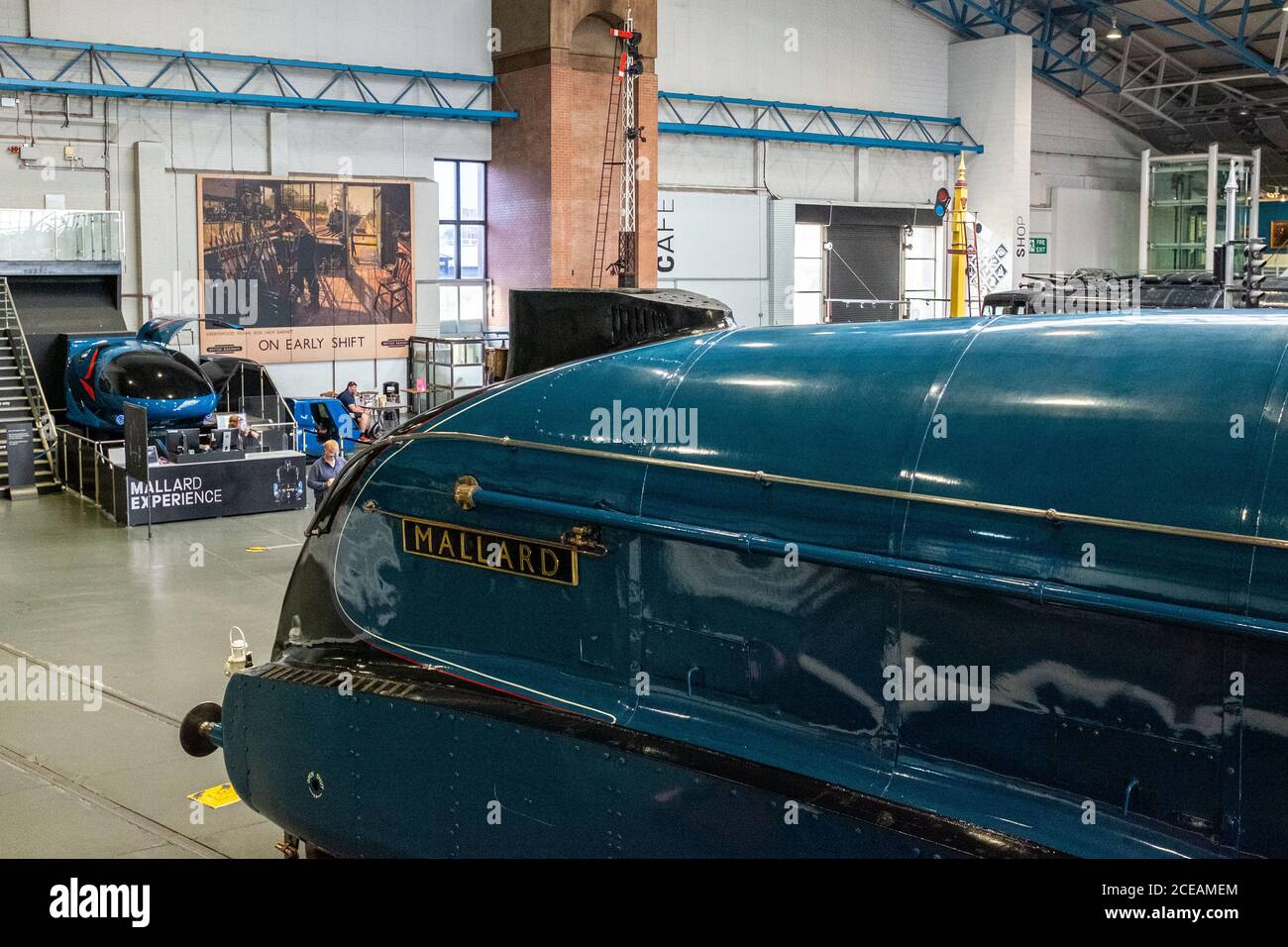 LNER Classe A4 4468 Mallard visto all'interno del National Railway Museum, York, Regno Unito Foto Stock