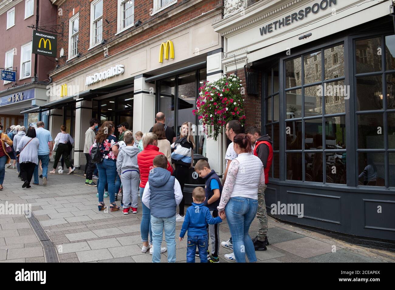 Windsor, Berkshire, Regno Unito. 31 agosto 2020. Una coda al di fuori del McDonald's. Ristoranti e caffè a Windsor sono stati oggi imballati come la gente ha fatto il la maggior parte dell'ultimo giorno del governo mangiare fuori per aiutare fuori programma di uno sconto del 50% sul cibo fino a £10 a testa. Credit: Maureen McLean/Alamy Live News Foto Stock