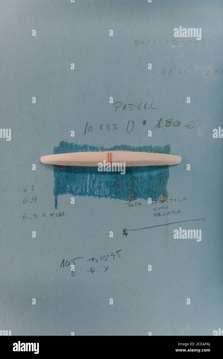 Da sopra il gesso e diversi numeri e formule su sfondo blu Foto Stock