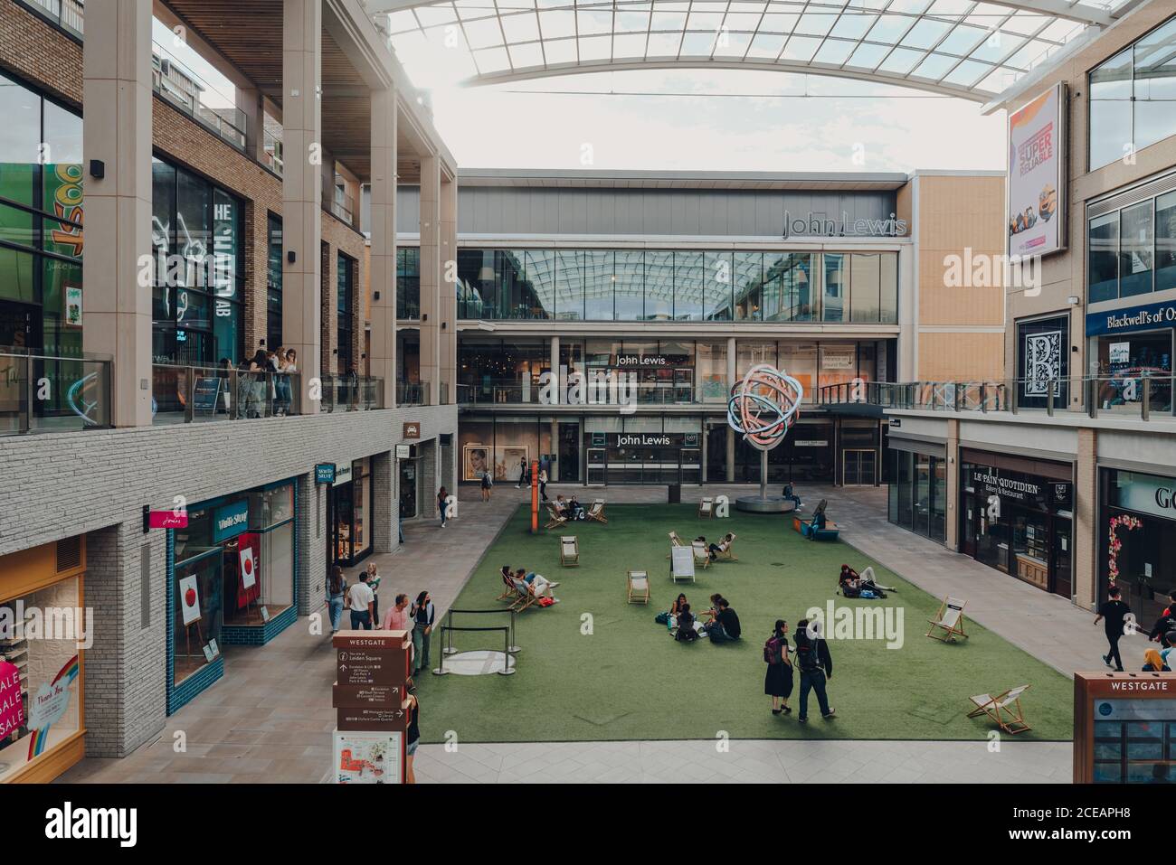 Oxford, Regno Unito - 04 agosto 2020: Persone che si rilassano nel cortile del Westgate Center, un importante centro commerciale nel centro di Oxford, Inghilterra. Foto Stock
