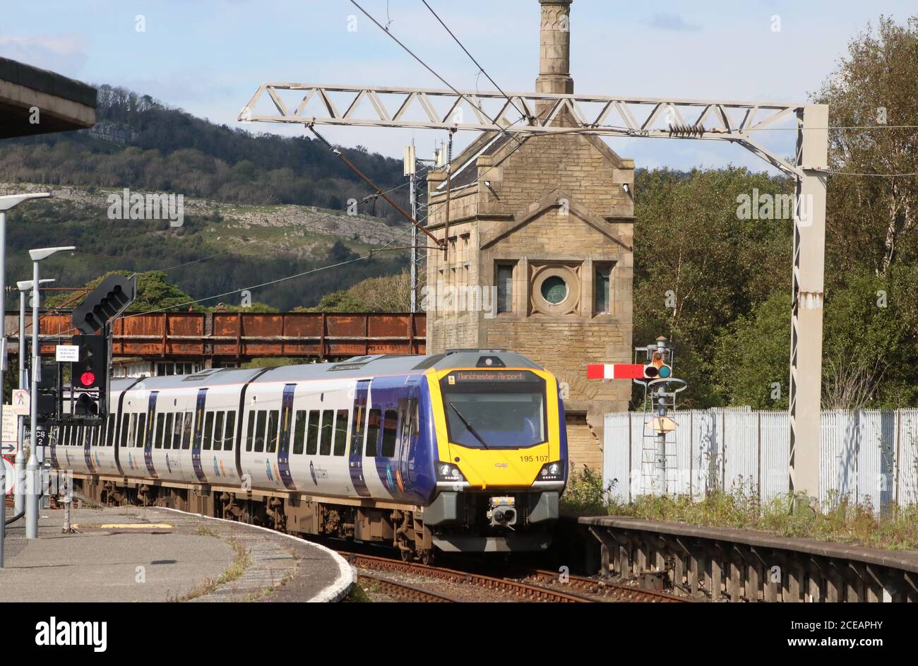 Treni Nord classe 195 unità multiple diesel civica in arrivo al binario 1 della stazione ferroviaria di Carnforth lunedì 31 agosto 2020. Foto Stock