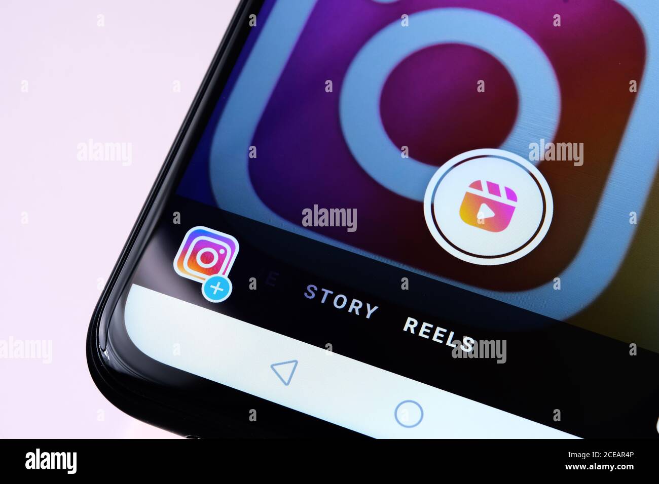 Stone / UK - Agosto 31 2020: Instagram Reels visto in Instagram app sul cellulare. La nuova funzionalità di Facebook mira a creare concorrenza con TikTok. Foto Stock