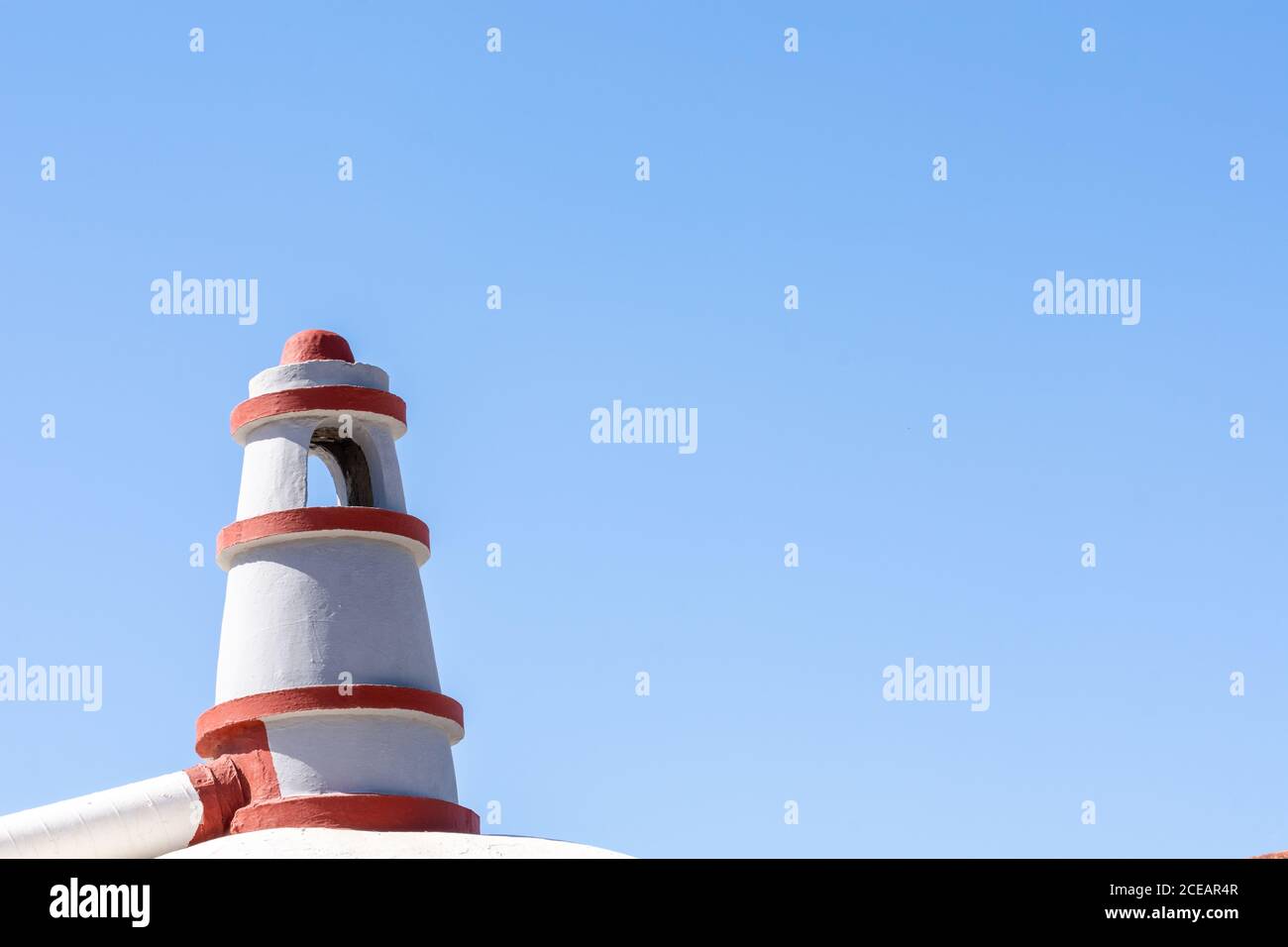 Camino bianco e arancione sul tetto di una casa Sulla costa mediterranea dell'Andalusia Foto Stock