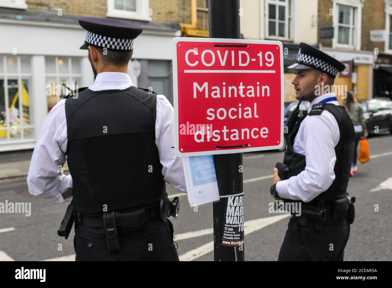 Londra, Gran Bretagna. 31 Agosto 2020. Gli agenti di polizia pattugliano su una strada della zona di Notting Hill a Londra, Gran Bretagna, il 31 agosto 2020. Il Notting Hill Carnival, un evento annuale con sistemi audio e bande di sfilate che si è svolto sulle strade di Londra ovest dalla metà degli anni '60, si è tenuto praticamente dal 29 al 31 agosto, mentre la Gran Bretagna sta lottando per controllare la diffusione del coronavirus. Credit: Tim Ireland/Xinhua/Alamy Live News Foto Stock