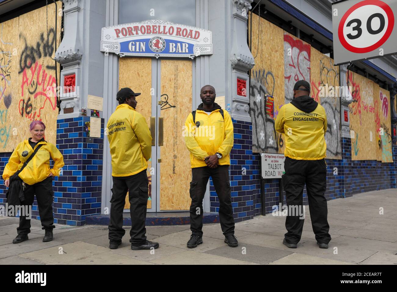 Londra, Gran Bretagna. 31 Agosto 2020. Il personale addetto all'impegno comunitario pattuglia le strade della zona di Notting Hill a Londra, Gran Bretagna, il 31 agosto 2020. Il Notting Hill Carnival, un evento annuale con sistemi audio e bande di sfilate che si è svolto sulle strade di Londra ovest dalla metà degli anni '60, si è tenuto praticamente dal 29 al 31 agosto, mentre la Gran Bretagna sta lottando per controllare la diffusione del coronavirus. Credit: Tim Ireland/Xinhua/Alamy Live News Foto Stock