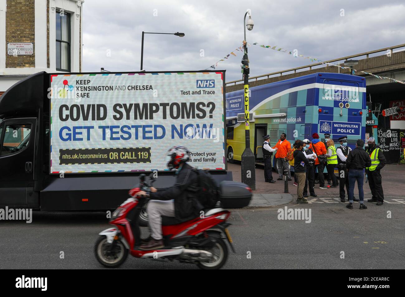 Londra, Gran Bretagna. 31 Agosto 2020. Gli agenti di polizia parlano con i residenti locali nella zona di Notting Hill a Londra, Gran Bretagna, il 31 agosto 2020. Il Notting Hill Carnival, un evento annuale con sistemi audio e bande di sfilate che si è svolto sulle strade di Londra ovest dalla metà degli anni '60, si è tenuto praticamente dal 29 al 31 agosto, mentre la Gran Bretagna sta lottando per controllare la diffusione del coronavirus. Credit: Tim Ireland/Xinhua/Alamy Live News Foto Stock