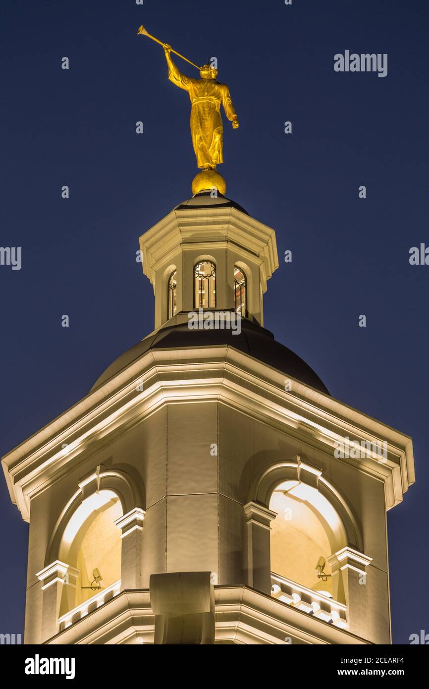 Una statua dell'angelo, Moroni, sulla guglia del tempio Tijuana della Chiesa di Gesù Cristo dei Santi degli ultimi giorni (Mormon), che è stato aperto nel 201 Foto Stock