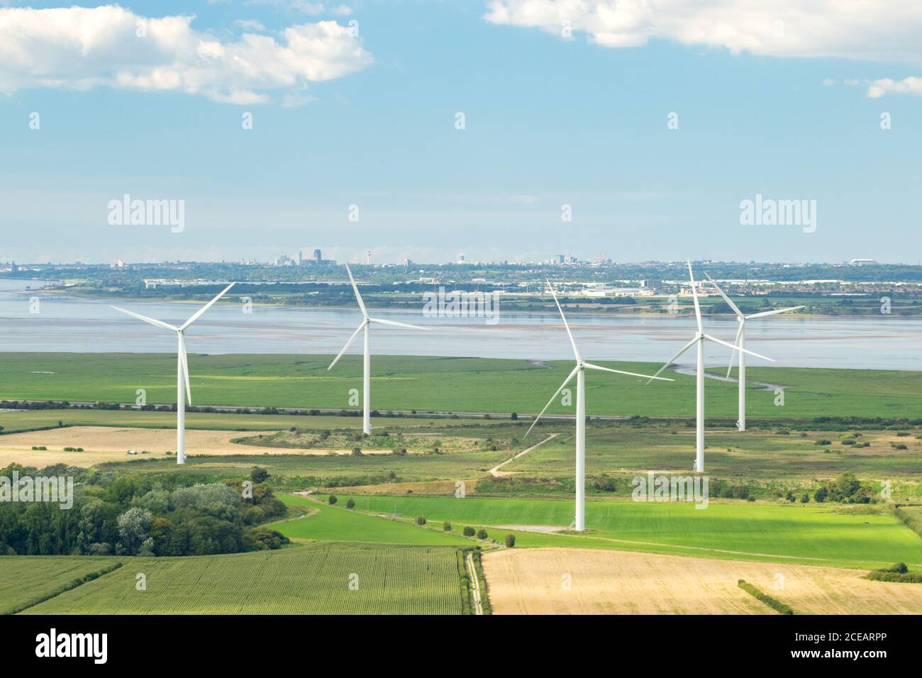 Frodsham vento fattoria vista da Helsby Hill sostenuto dal fiume Mersey, Inghilterra Regno Unito. Energia rinnovabile, verde, energia pulita, turbina eolica, peel Energy Foto Stock