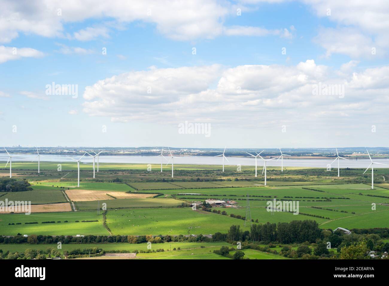 Frodsham vento fattoria vista da Helsby Hill sostenuto dal fiume Mersey, Inghilterra Regno Unito. Energia rinnovabile, verde, energia pulita, turbina eolica, peel Energy Foto Stock