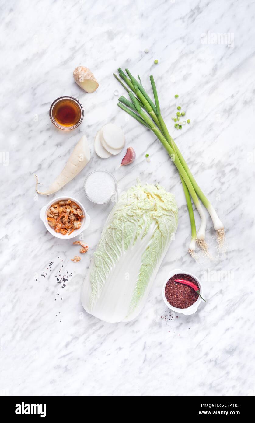 Da sopra verdure fresche diverse su piastra di marmo. Foto Stock