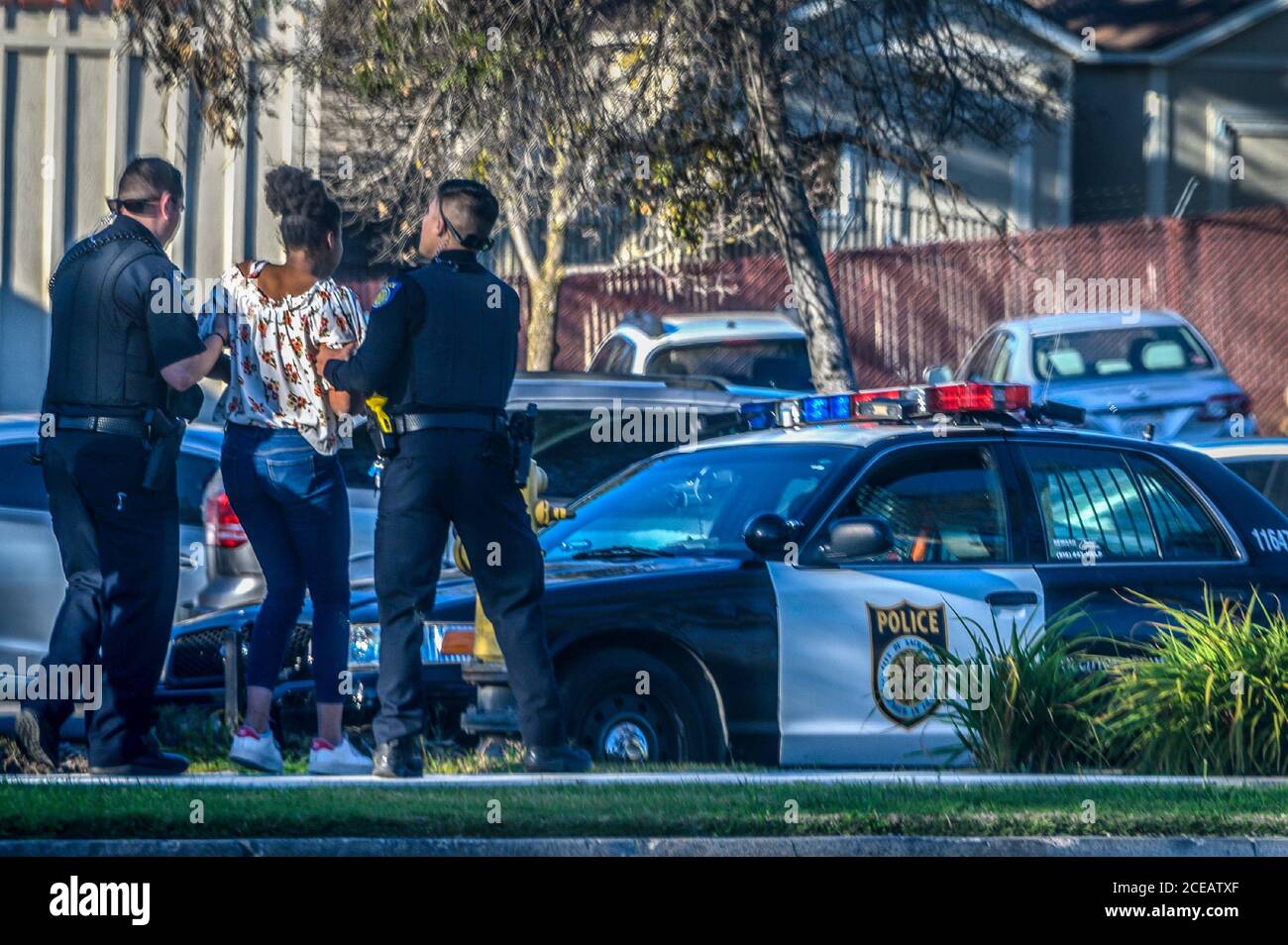 Sacramento, California, Stati Uniti. 11 Feb 2019. Una ragazza di 12 anni è scortata ad un'auto della polizia di Sacramento presso la Casa di accoglienza dei Bambini il 10 febbraio 2020. Spesso lascia l'unità centralizzata di supporto al posizionamento e va AWOL, ha detto, 'solo per vedere se qualcuno si accorgerà e mi seguirà. Credit: Renée C. Byer/ZUMA Wire/Alamy Live News Foto Stock