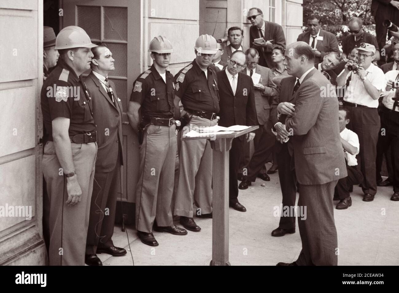 Il governatore dell'Alabama George Wallace tenta di bloccare l'integrazione all'Università dell'Alabama, 11 giugno 1963. (STATI UNITI) Foto Stock