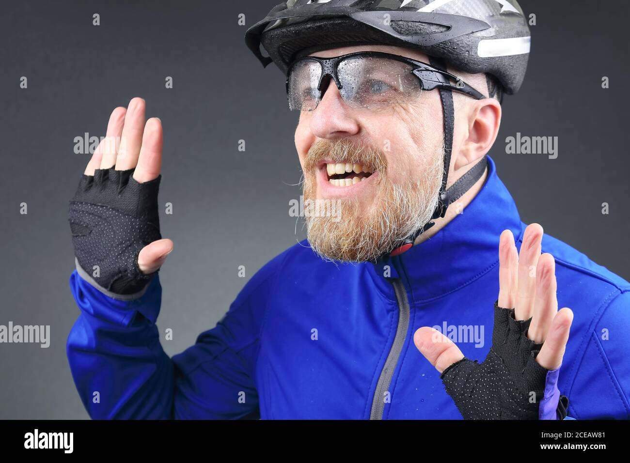 ritratto di allegro ciclista ridente bearded Foto Stock
