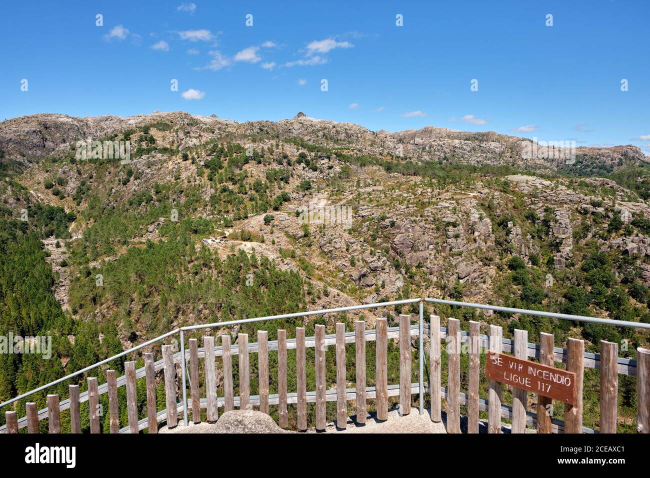 Gerês, Portogallo - 30 agosto 2020 : veduta delle montagne Parco Nazionale di Peneda-Geres, Gerês, Portogallo Foto Stock