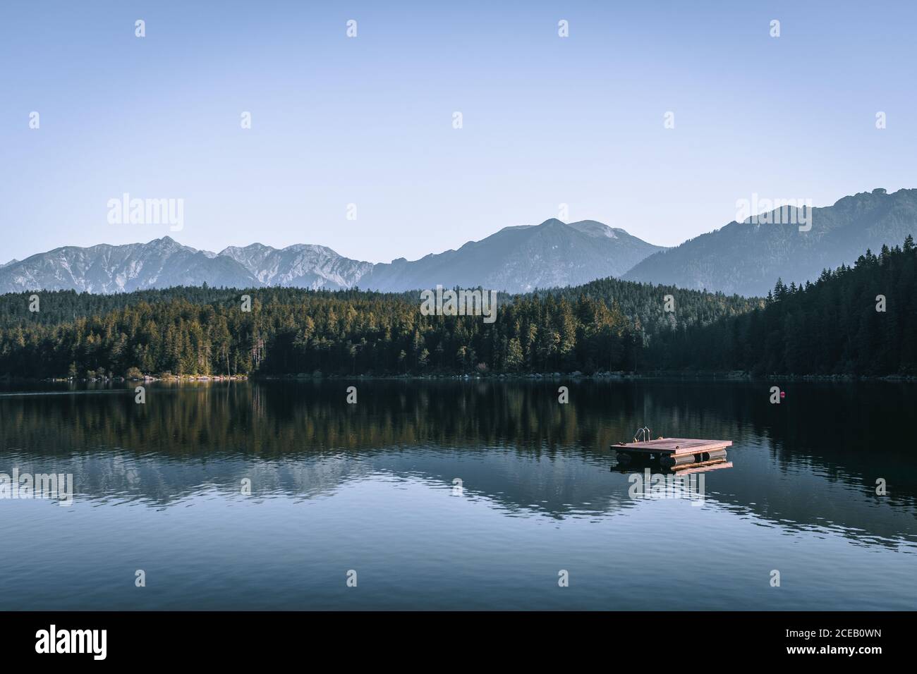 Lago Eibsee in Garmisch-Partenkirchen all'alba. Concetto per viaggi e vacanze, paesaggi tranquilli, Alpi e attività di montagna Foto Stock