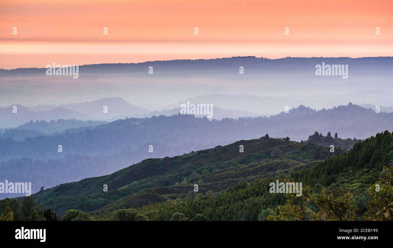 Vista al tramonto sulle montagne di Santa Cruz; fumo dai vicini incendi boschivi, visibili nell'aria e che coprono le creste e le valli di montagna; sud Foto Stock