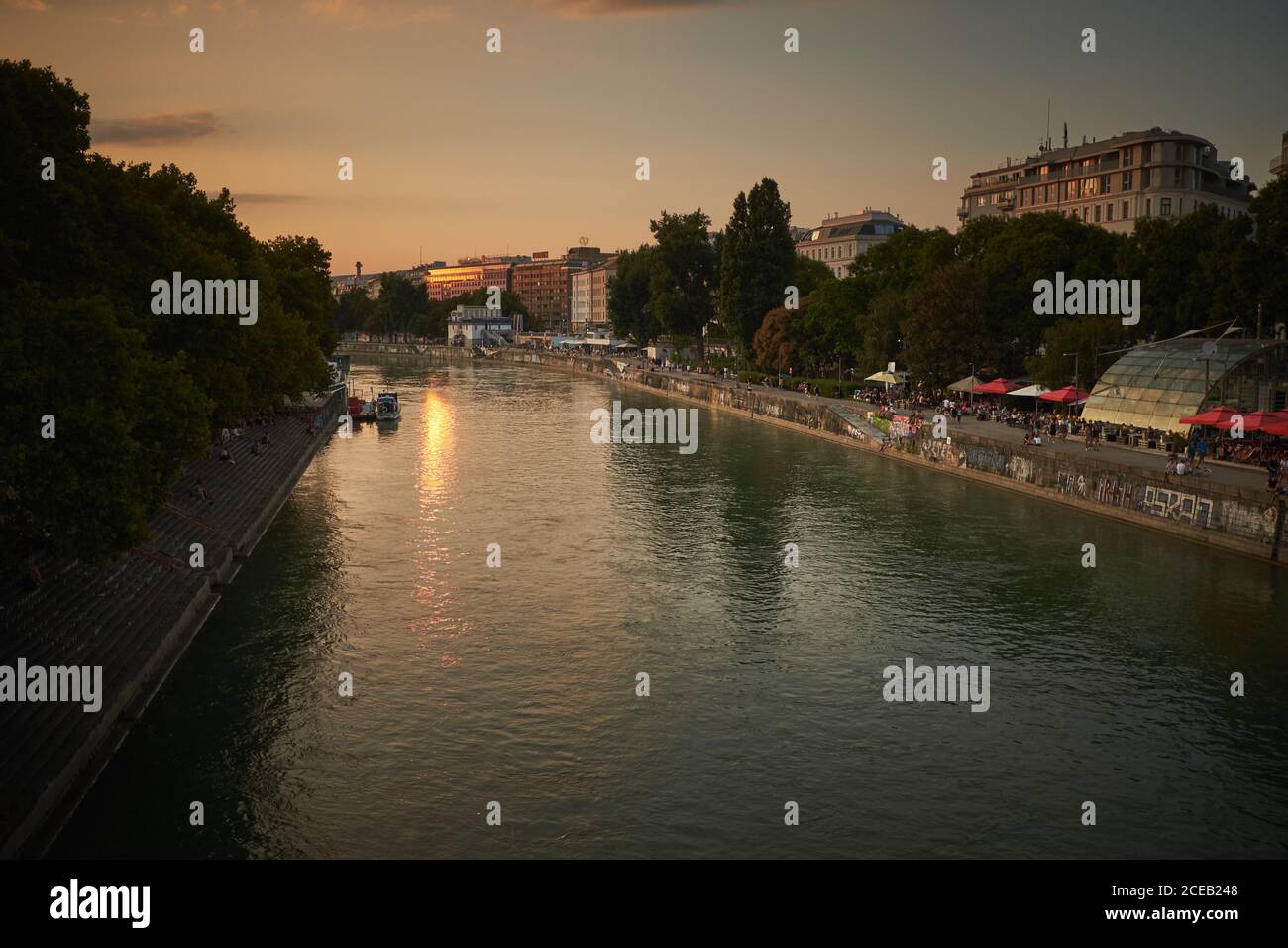 Canale d'acqua nella città europea Foto Stock